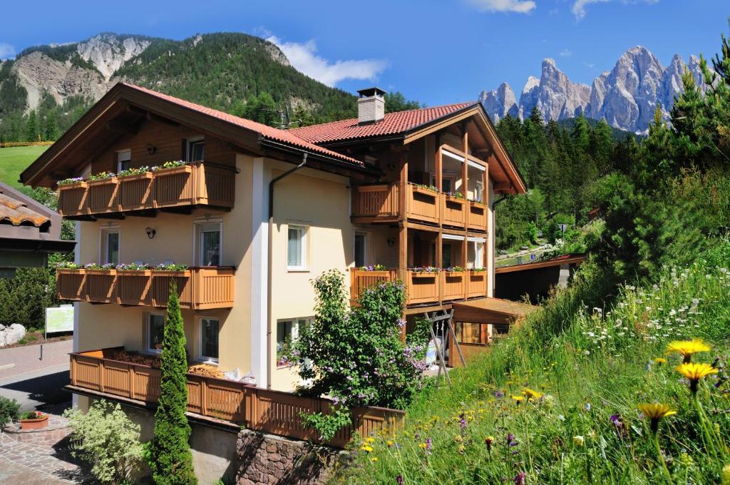 Haus Tannenburg Apartment Фунес Екстериор снимка